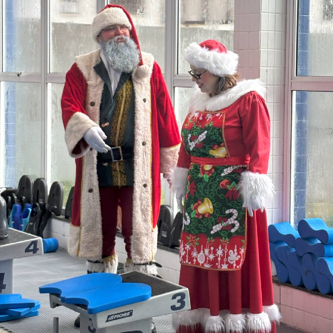 Papai Noel tocando um sininho de Natal