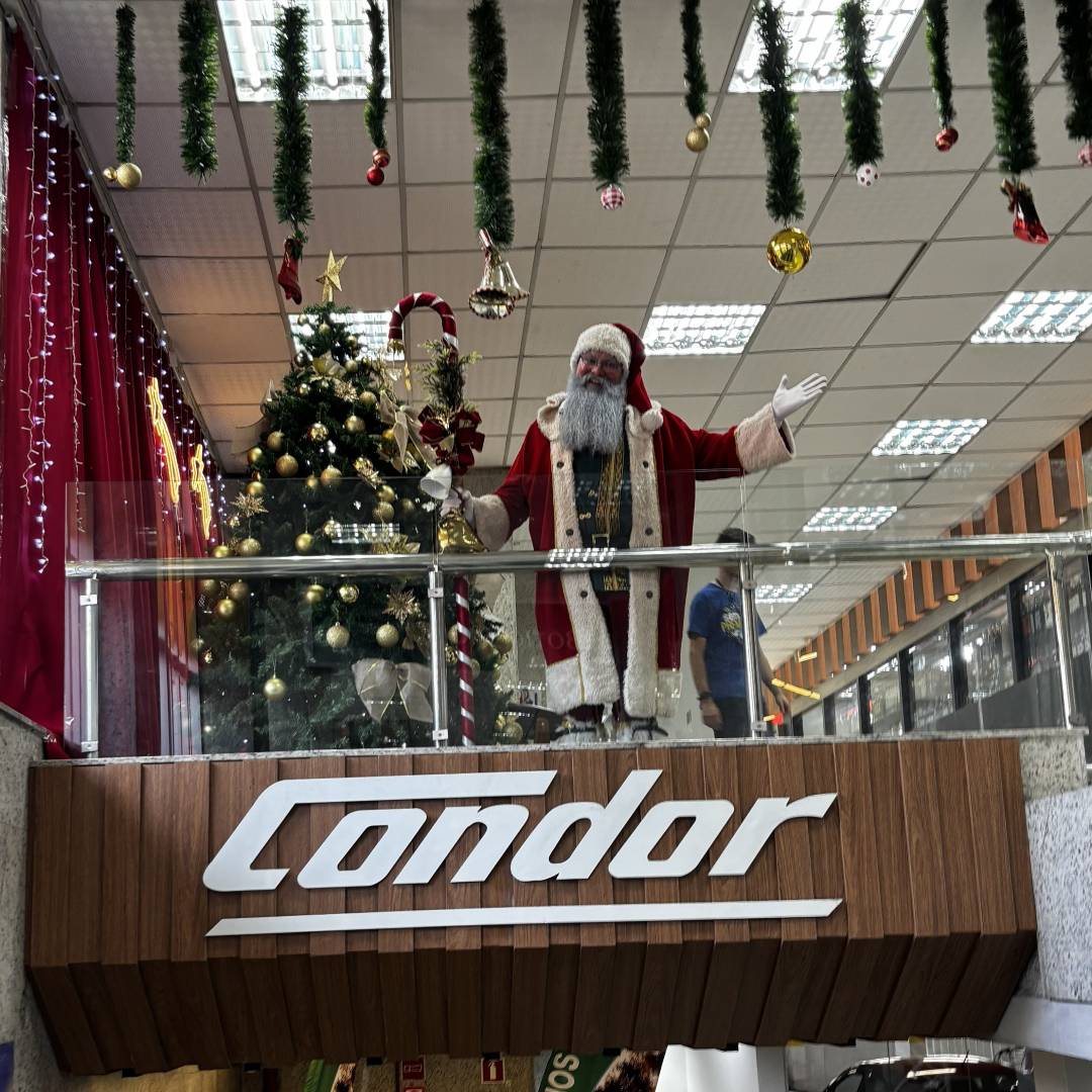 Papai Noel caminhando sozinho por uma rua arborizada