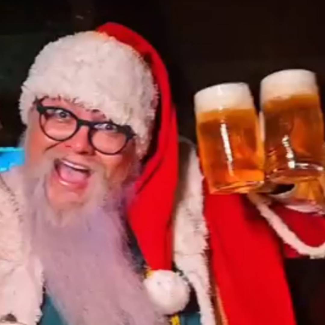 Papai Noel chegando a uma casa à noite ao lado de um menino