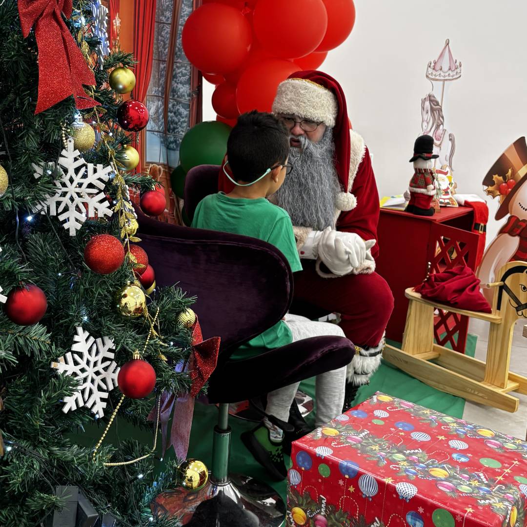 Papai Noel comemorando com os braços erguidos